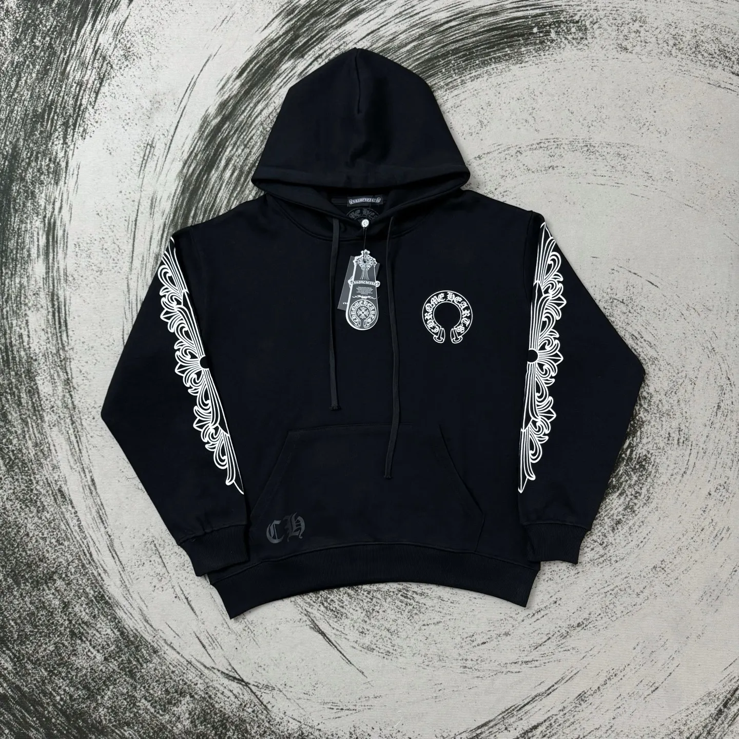 P260 Chrome Hearts Miami Limited Horseshoe Hooded Sweatshirt, the same model as ChromeHearts counters. Made of 430g double-ply double-yarn pure cotton terry fabric. Original customization. Details are restored in place. Very textured on the handle. Three-dimensional and atmospheric. Versatile and easy to wear in autumn. Simple and elegant. Adopting os version. The upper body effect is very good. Suitable for all body types. Soft and comfortable. CH letter offset printing on the front and horseshoe Sanskrit offset printing on the back. Small markings on the hem. Resistant to machine washability. Does not fade. No deformation, complete accessories, original mold opening, perfect restoration of zp 2:1, same style for men and women, versatile and not picky, size s m l xl color black